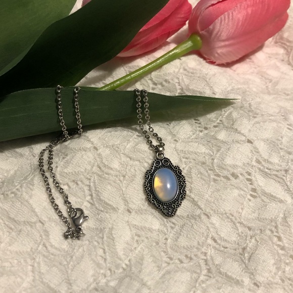 Jewelry - Vintage style resin necklace